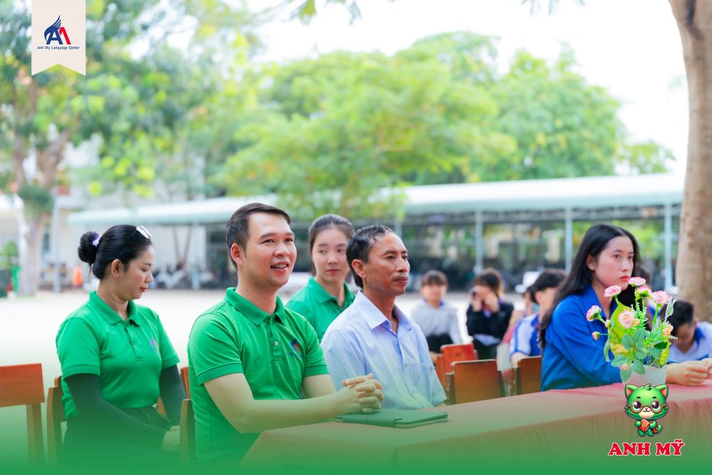 Hình 2: Chào đón quý đại biểu đến từ Anh Mỹ, Đoàn xã Phú Tân và nhà trường