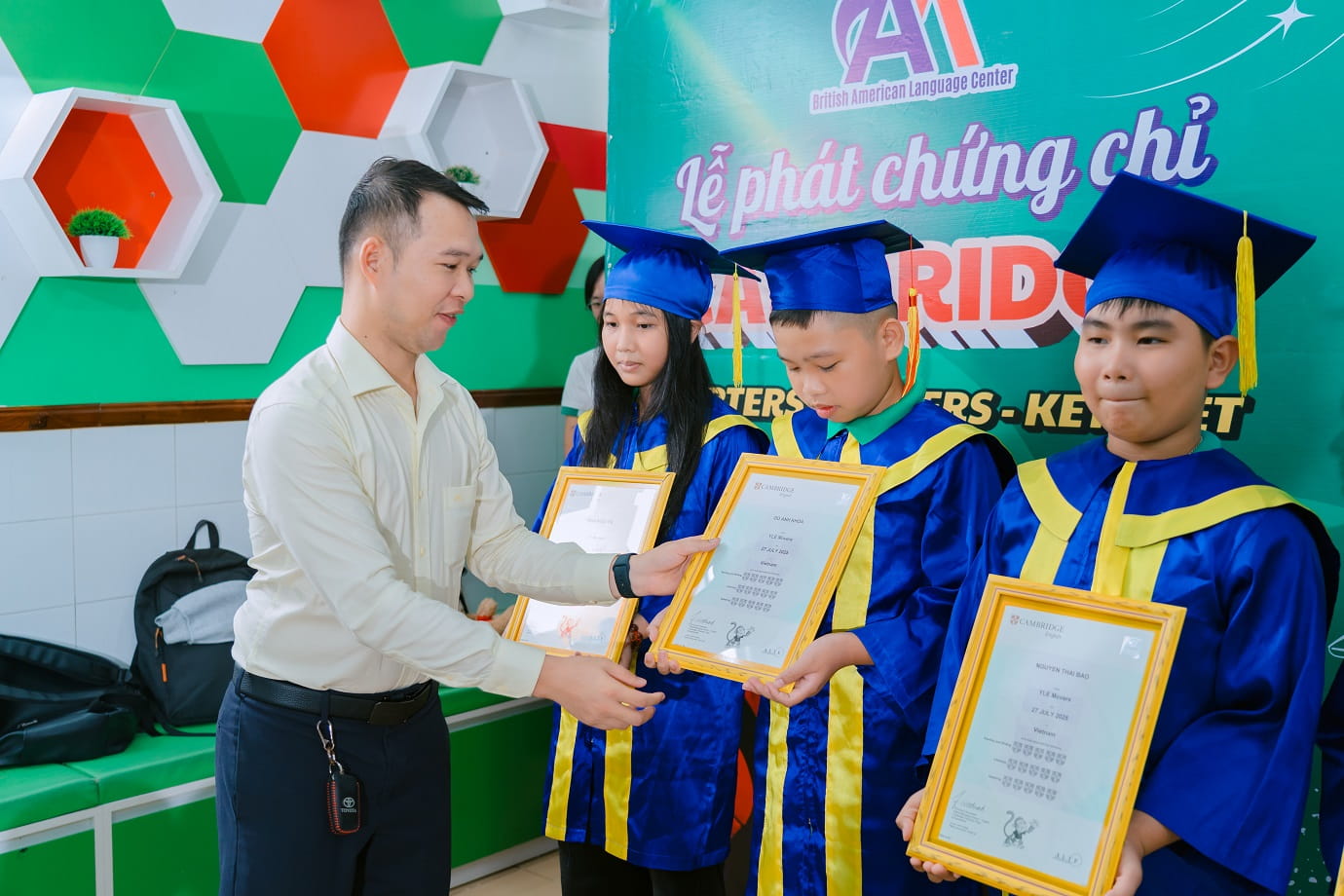 Trao chứng chỉ Cambridge cho học viên