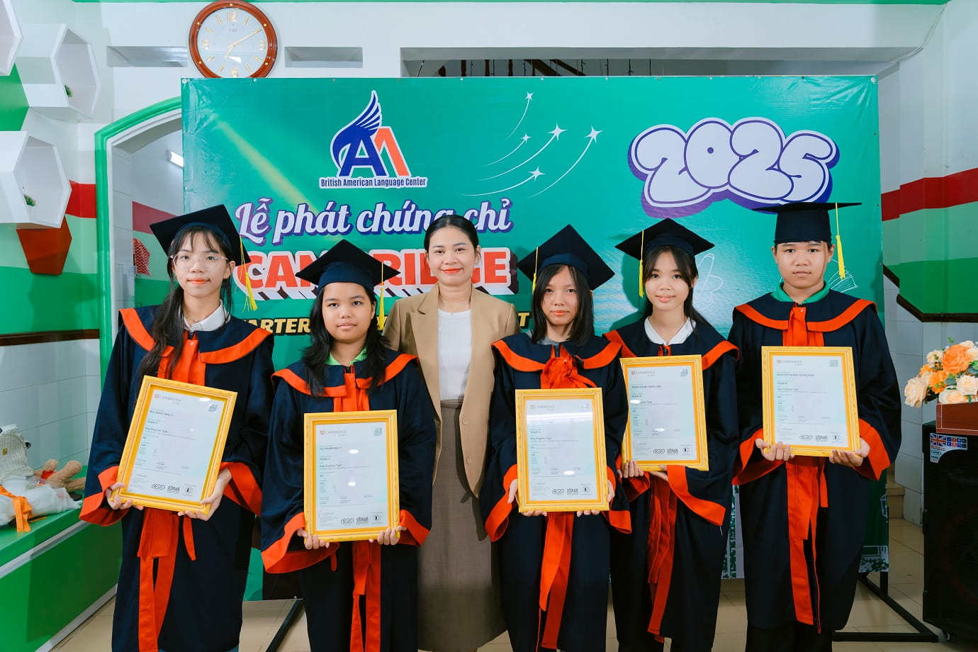 Học viên đạt chứng chỉ Cambridge cấp độ PET