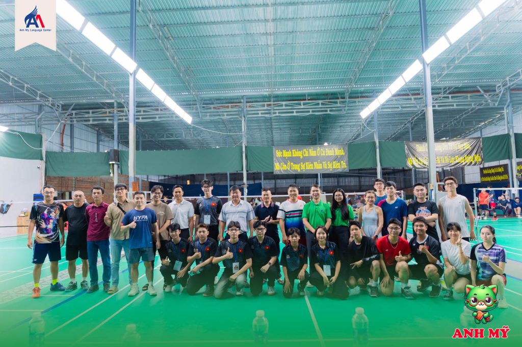 HÌnh 11: Tập thể chụp ảnh lưu niệm bế mạc giải đấu