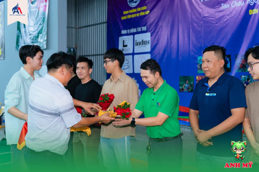 Hình 4: Ban Tổ chức tặng hoa cho nhà tài trợ