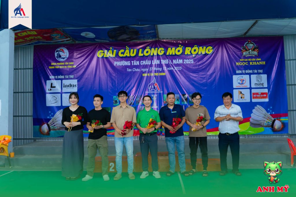 Hình 5: Nhà tài trợ cùng chụp ảnh lưu niệm