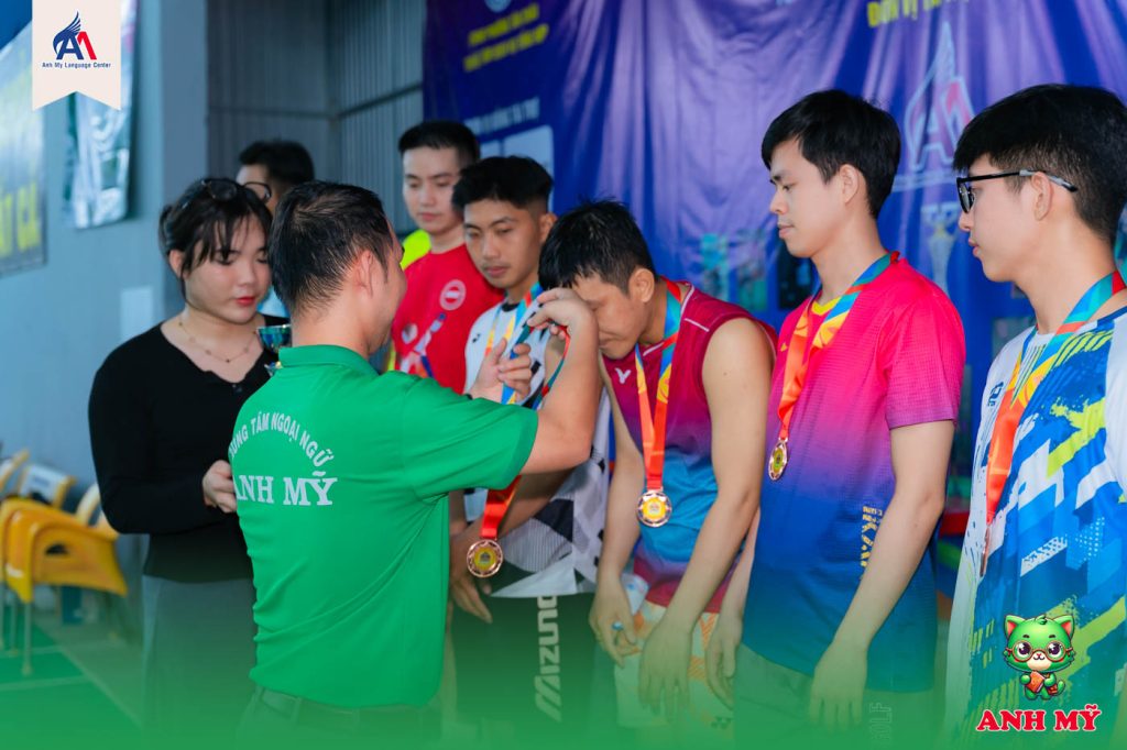 Hình 7: Trao giải cho những vận động viên xuất sắc giành chiến thắng