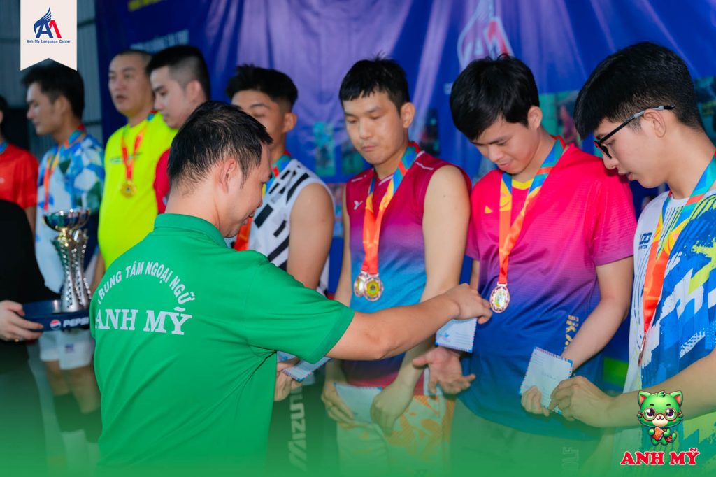 Hình 6: Trao giải cho những vận động viên xuất sắc giành chiến thắng