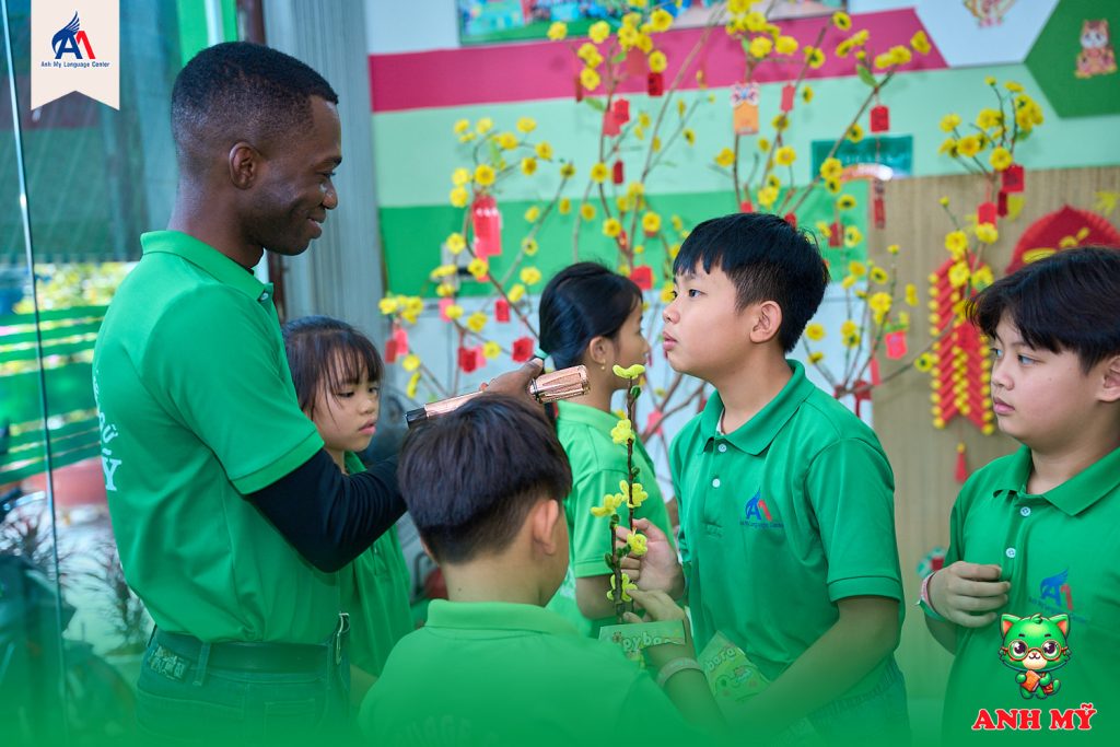 Hình 17: Tương tác cùng giáo viên nước ngoài