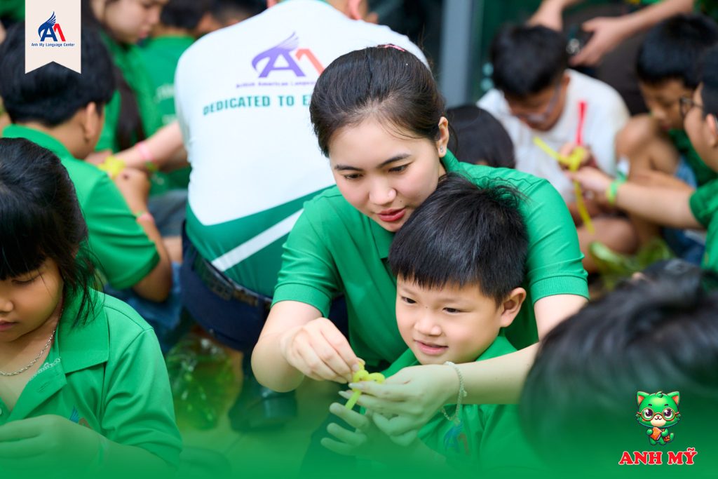 Hình 12: Giáo viên quan tâm và hướng dẫn từng bạn học viên