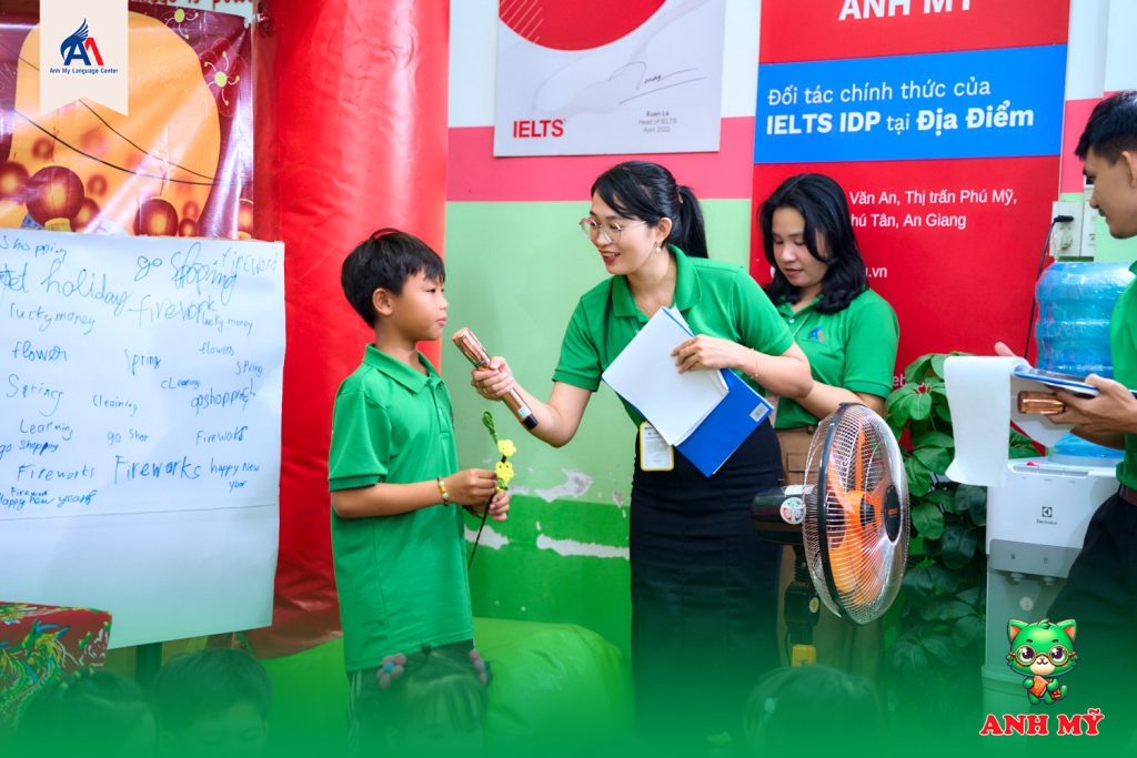 Hình 13: Học viên say mê tham gia thuyết trình và phát biểu