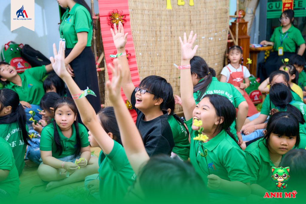 Hình 9: Học viên hào hứng giơ tay phát biểu