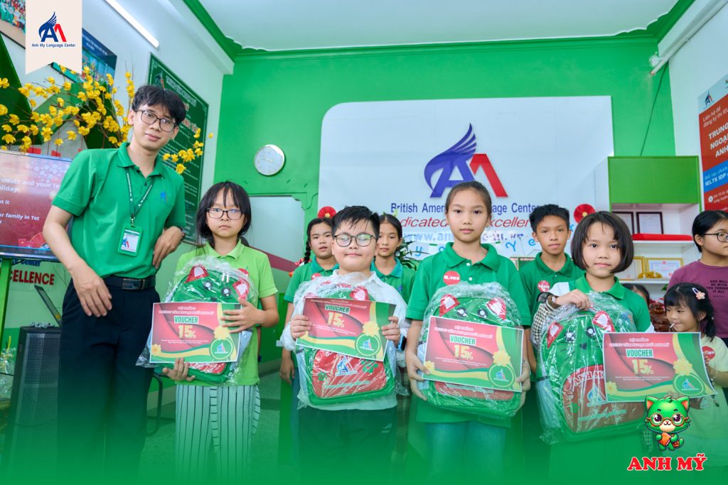 Hình 11: Nhận quà tặng sau buổi ngoại khóa