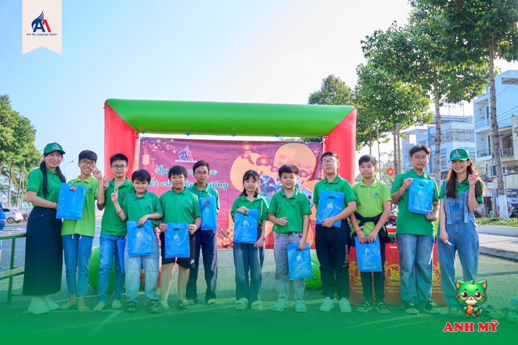 Hình 10: Học viên nhận quà tặng hấp dẫn sau buổi ngoại khóa