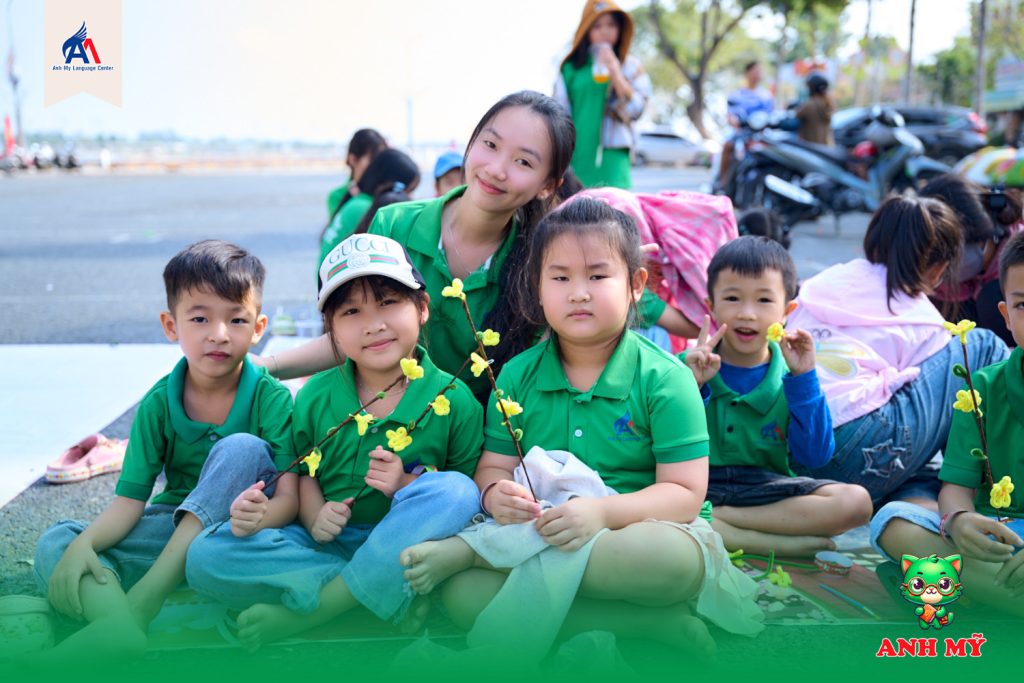 Hinh 3: Mỗi bạn tự làm một cành hoa mai bằng kẽm nhung xinh xắn dưới sự hướng dẫn của thầy cô