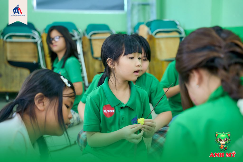 Hình 6: Các bạn học viên say mê làm cành hoa