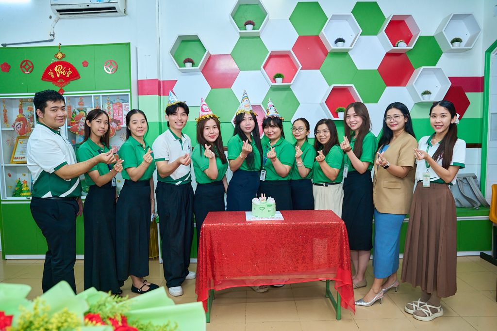 Hình 6: Tập thể Anh Mỹ Tân Châu chụp ảnh lưu niệm