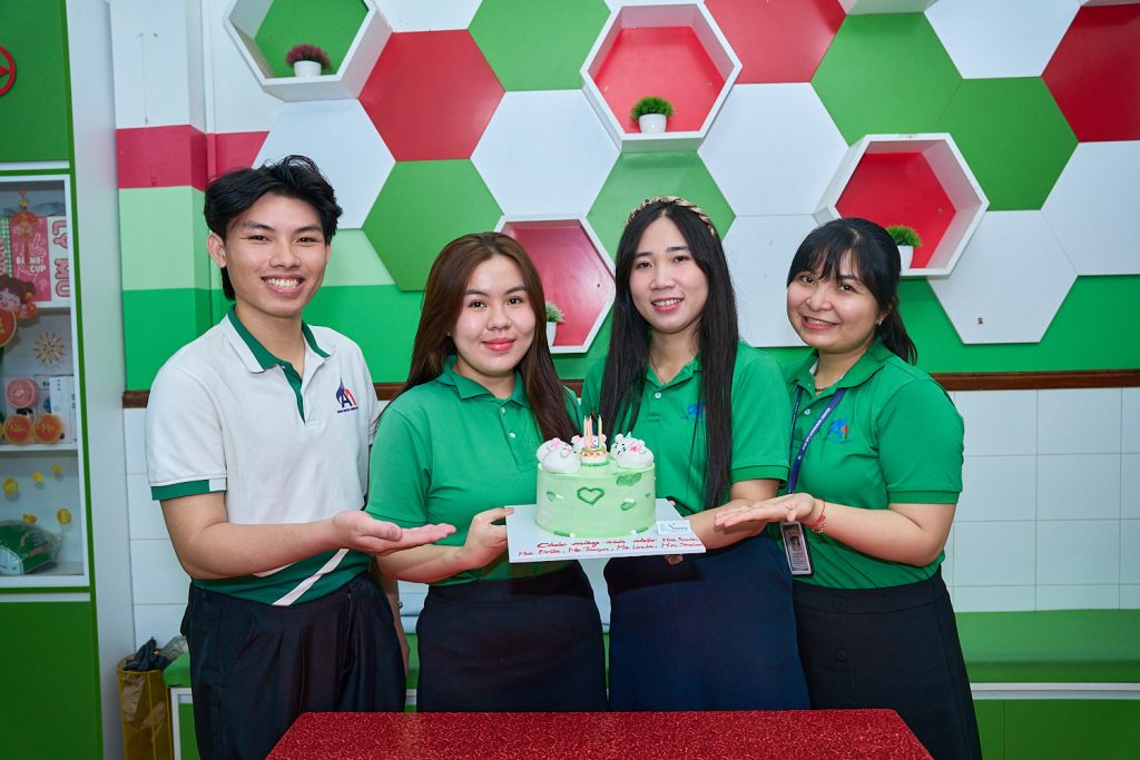 Hình 4: Các thầy cô thổi nến bánh kem mừng sinh nhật