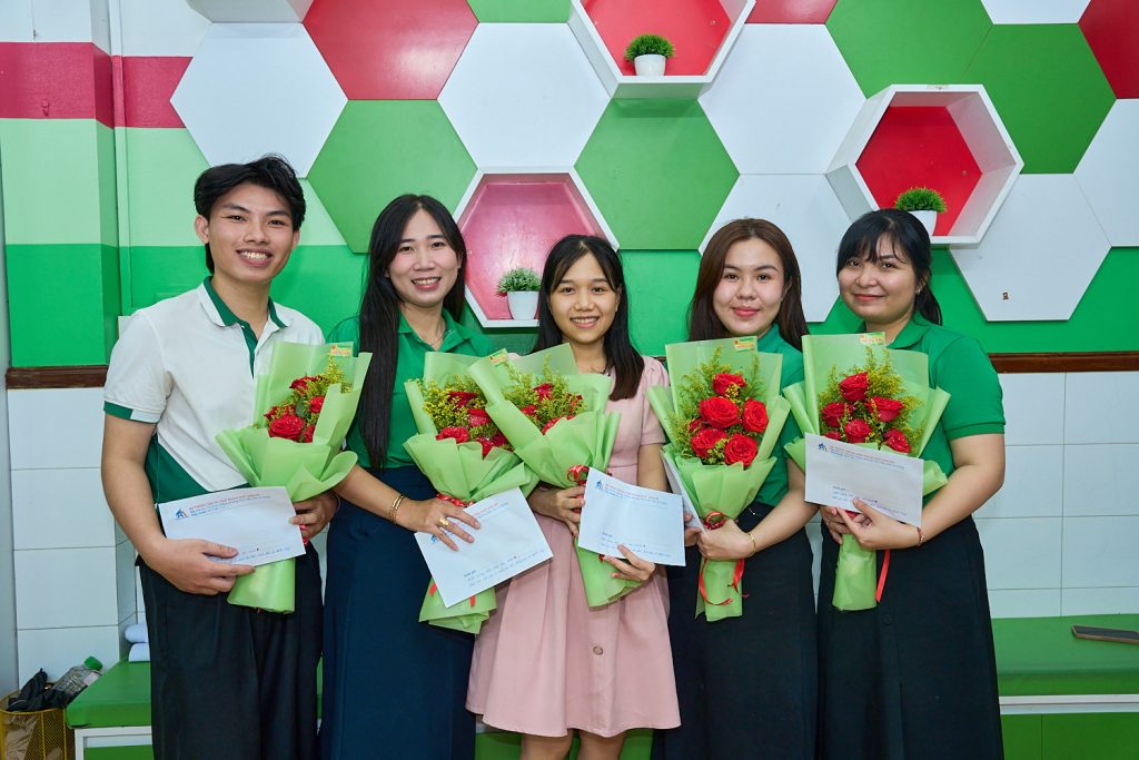 Hình 5: Các thầy cô cùng chụp ảnh lưu niệm