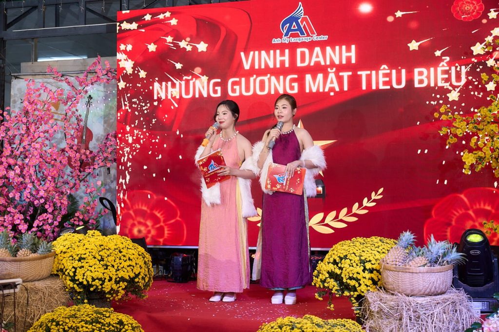 Hình 11: Tiết mục vinh danh những gương mặt tiêu biểu