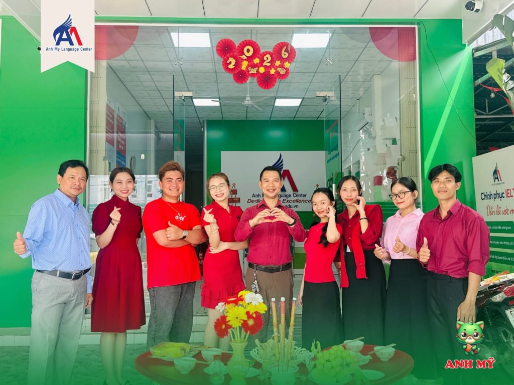 Hình 1: Tập thể giáo viên – nhân viên Trung Tâm Ngoại Ngữ Anh Mỹ Thường Phước trong ngày khai trương đầu năm.