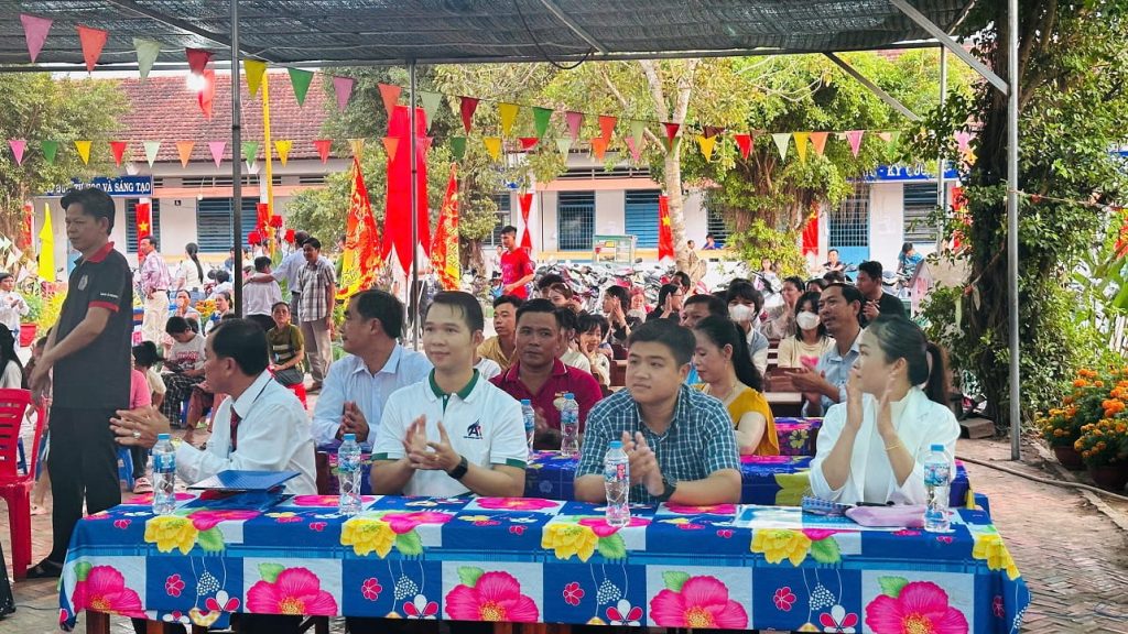 Hình 8: Đại biểu, phụ huynh và khách mời tham dự, cổ vũ chương trình đêm văn nghệ gây quỹ