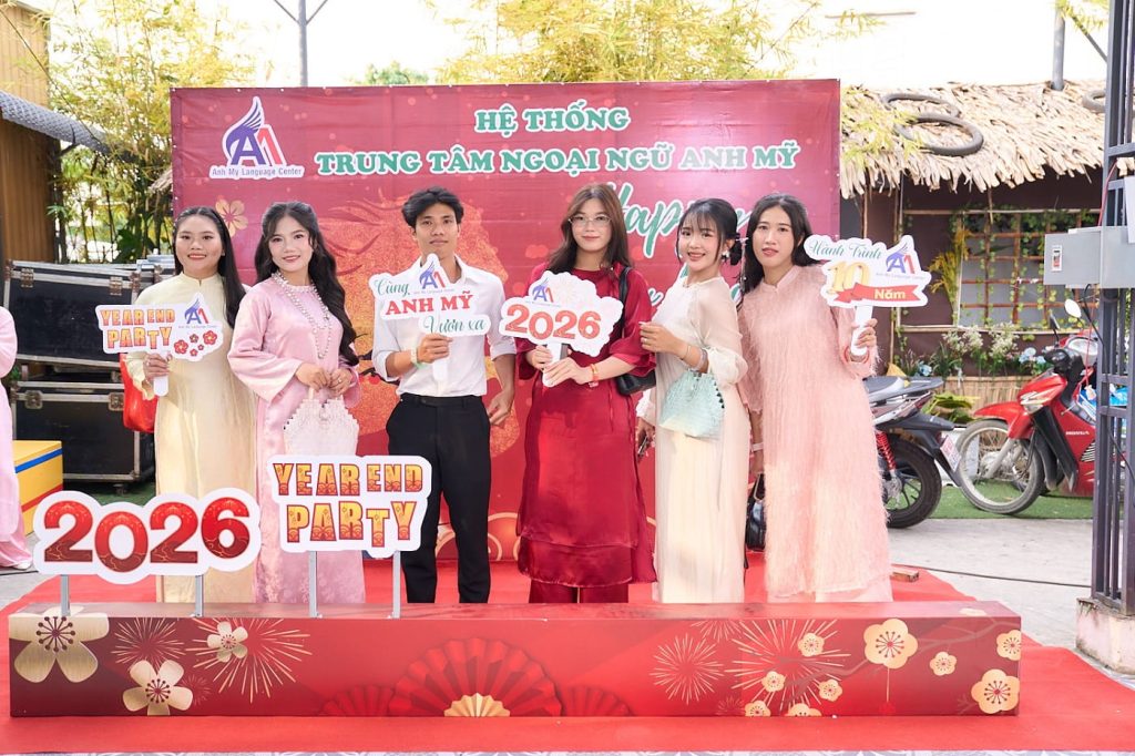 Hình 5: Tập thể Anh Mỹ Hồng Ngự check-in trước buổi tiệc