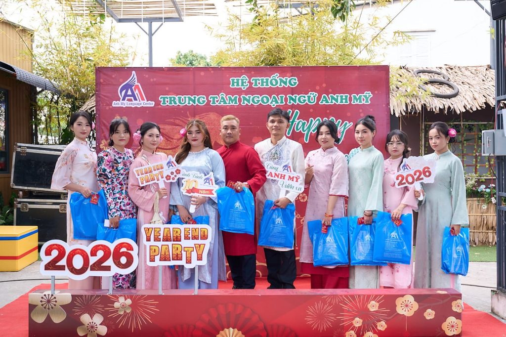 Hình 4: Tập thể Anh Mỹ Phú Tân check-in trước buổi tiệc