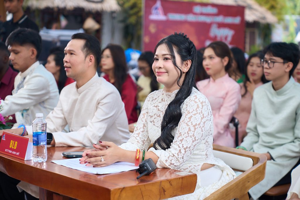 Hình 8: Ban Lãnh đạo tham dự buổi lễ