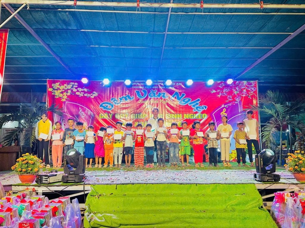 Hình 6: Trao học bổng và phần quà hỗ trợ đến các em học sinh có hoàn cảnh khó khăn