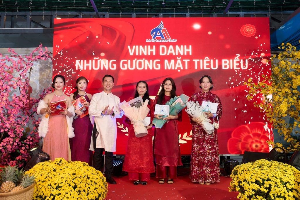 Hình 12: Vinh danh những gương mặt xuất sắc