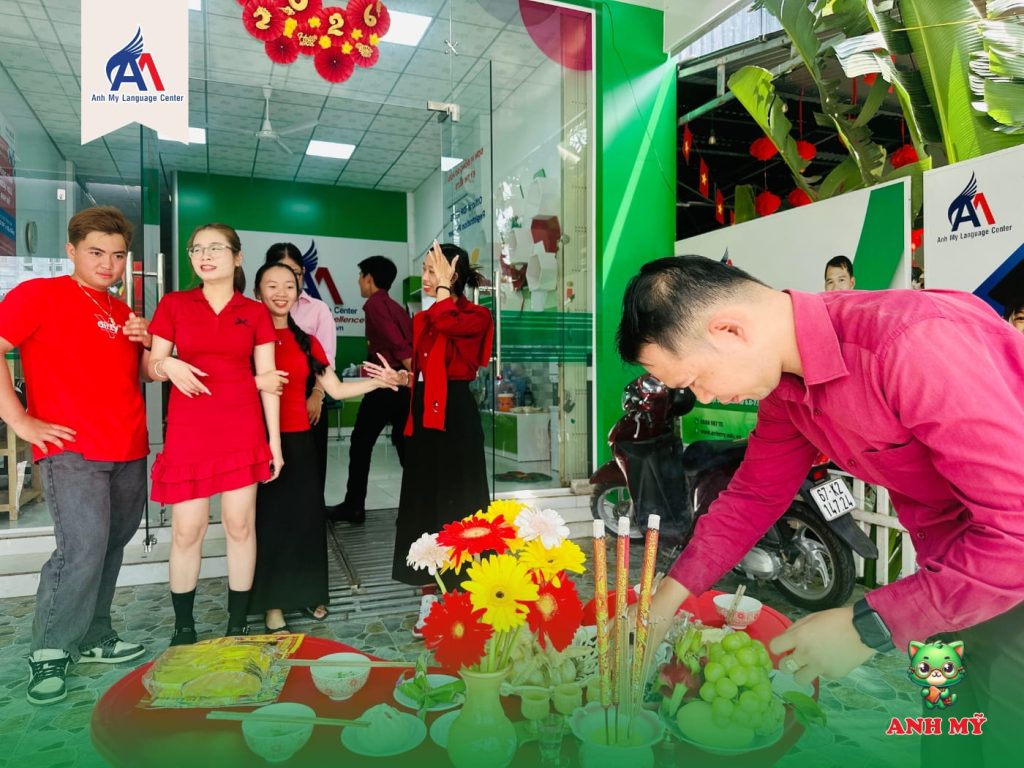 Hình 2: Không khí chuẩn bị lễ cúng khai trương tại Trung Tâm Ngoại Ngữ Anh Mỹ Thường Phước.