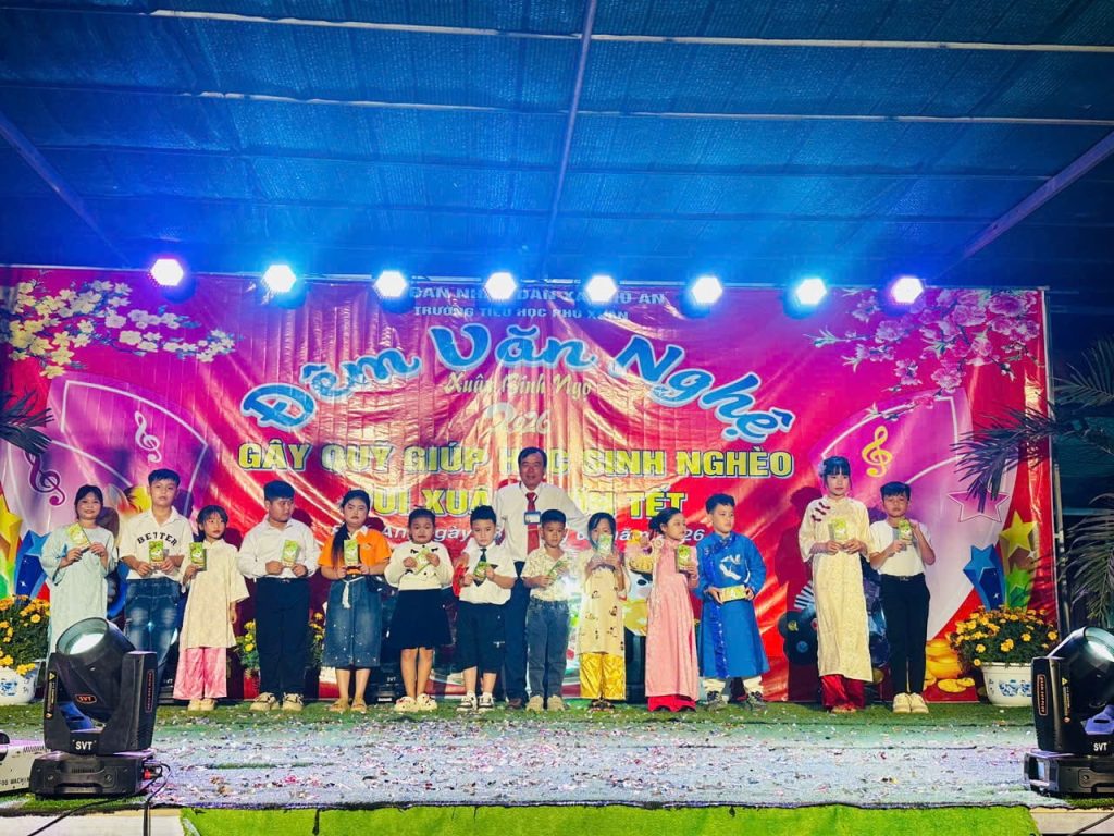 Hình 9: Khoảnh khắc tập thể lưu niệm tại đêm văn nghệ gây quỹ vì học sinh nghèo