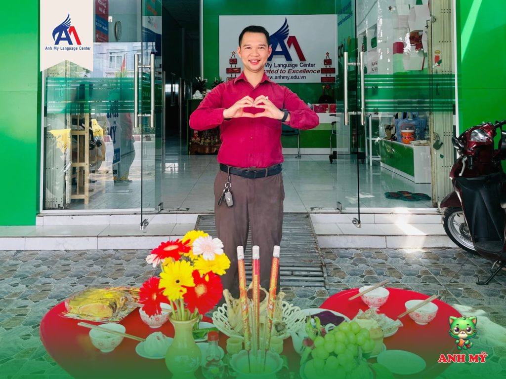 Hình 3: Đại diện Trung Tâm Ngoại Ngữ Anh Mỹ thực hiện nghi thức khai trương đầu năm tại cơ sở Thường Phước.