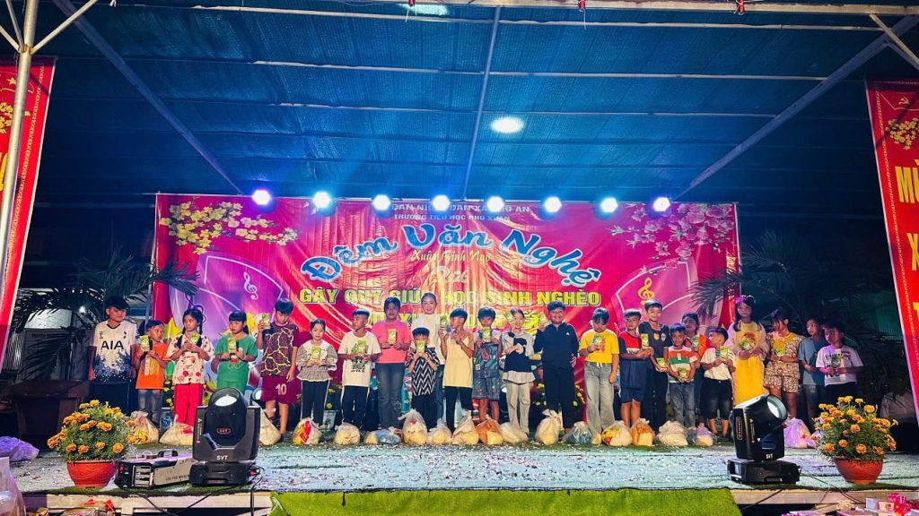 Hình 2: Các em học sinh nhận quà hỗ trợ trong khuôn khổ "Đêm văn nghệ gây quỹ vì học sinh nghèo"