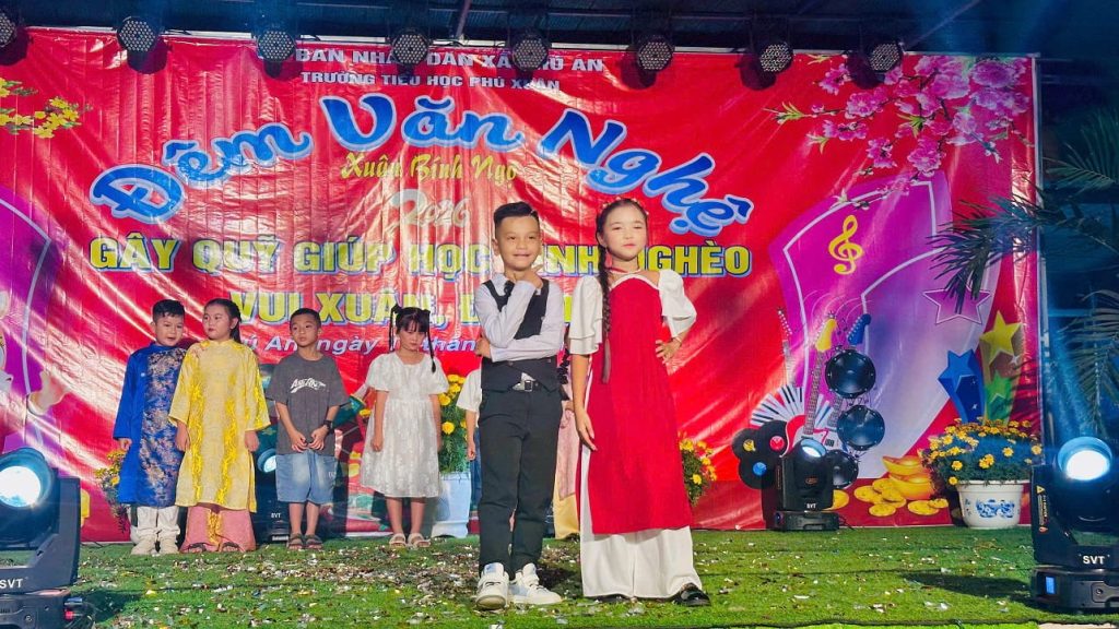 Hình 3: Tiết mục biểu diễn thời trang – năng khiếu của các em học sinh trên sân khấu đêm văn nghệ