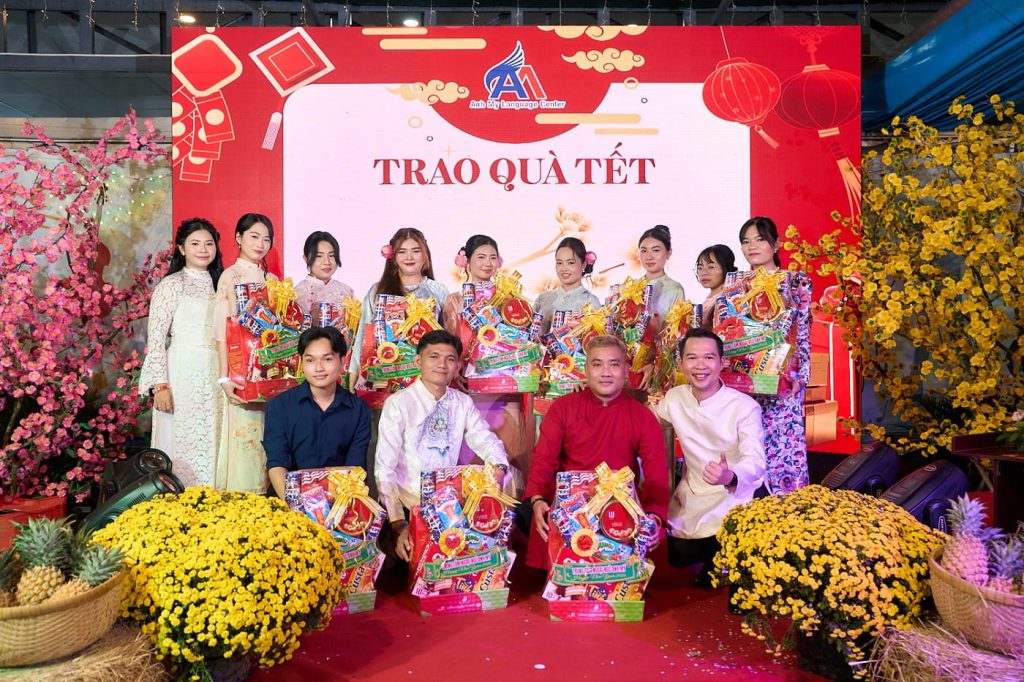 Hình 18: Trao quà Tết cho tập thể nhân viên - giáo viên