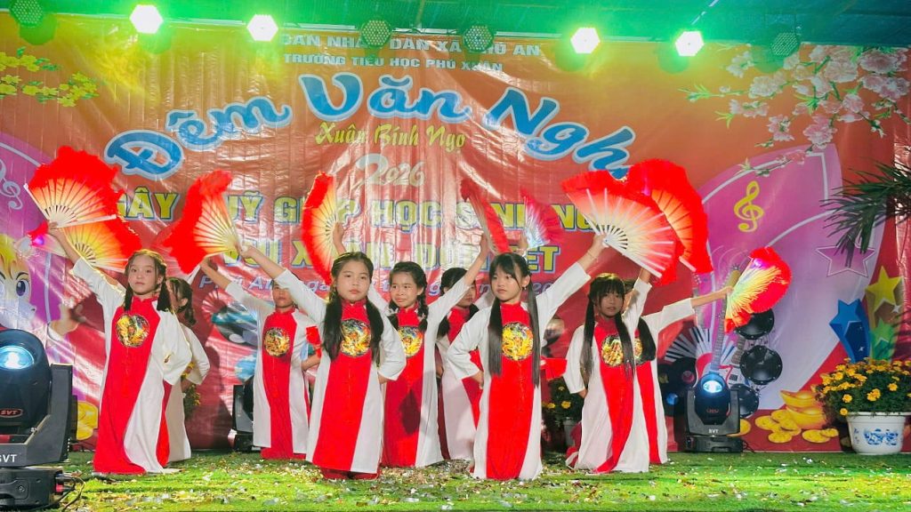 Hình 4: Màn múa tập thể mang đậm không khí mùa xuân do các em học sinh biểu diễn