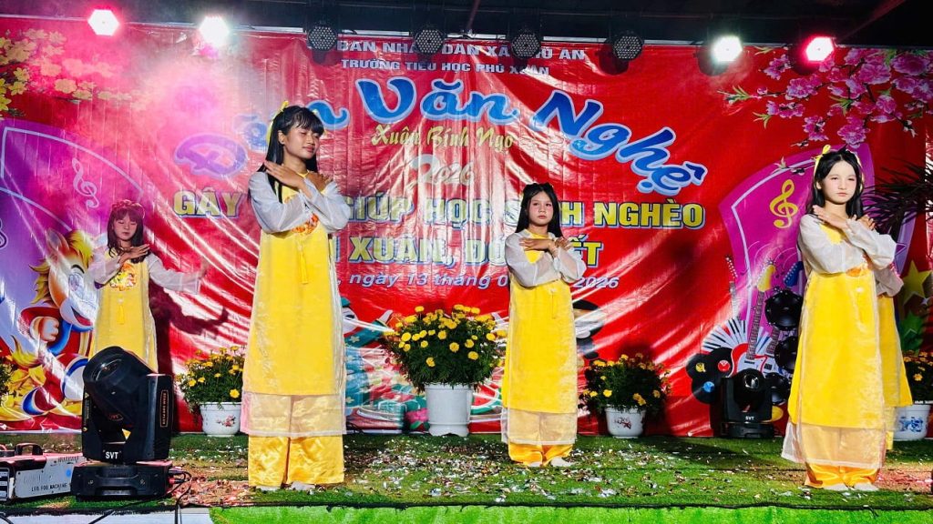 Hình 5: Tiết mục múa truyền thống với trang phục áo dài trong đêm văn nghệ gây quỹ