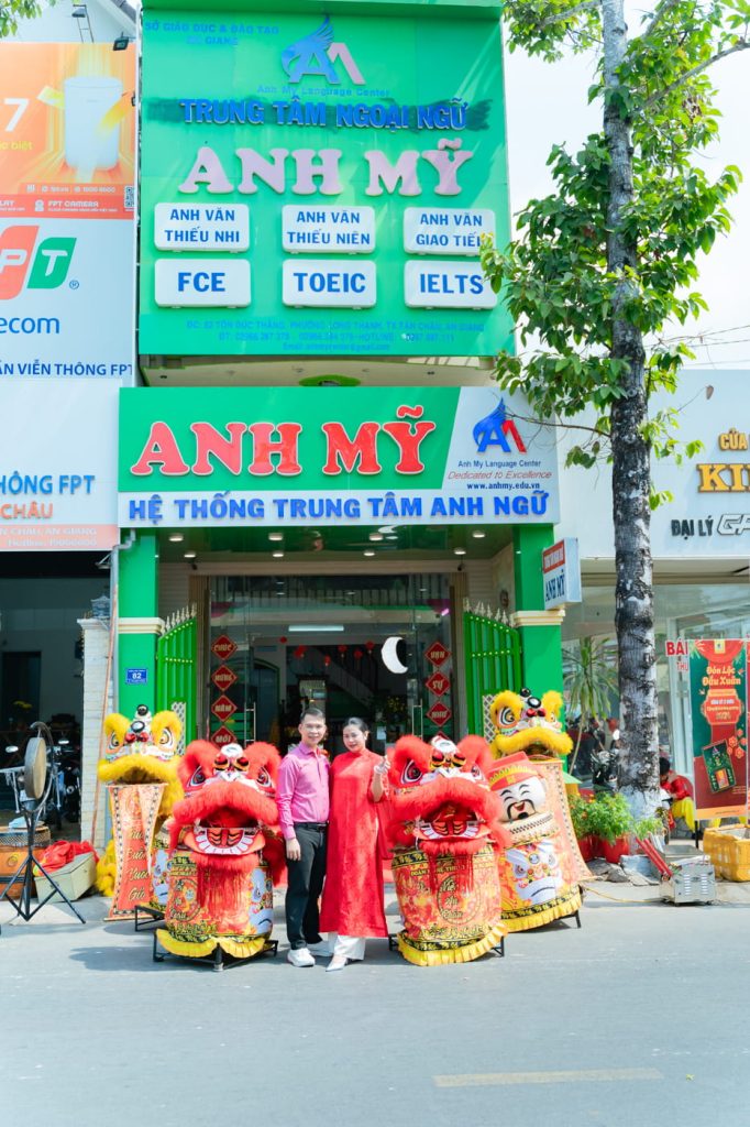 Hình 11: Chụp ảnh lưu niệm trước trụ sở Anh Mỹ trong không khí đầu xuân