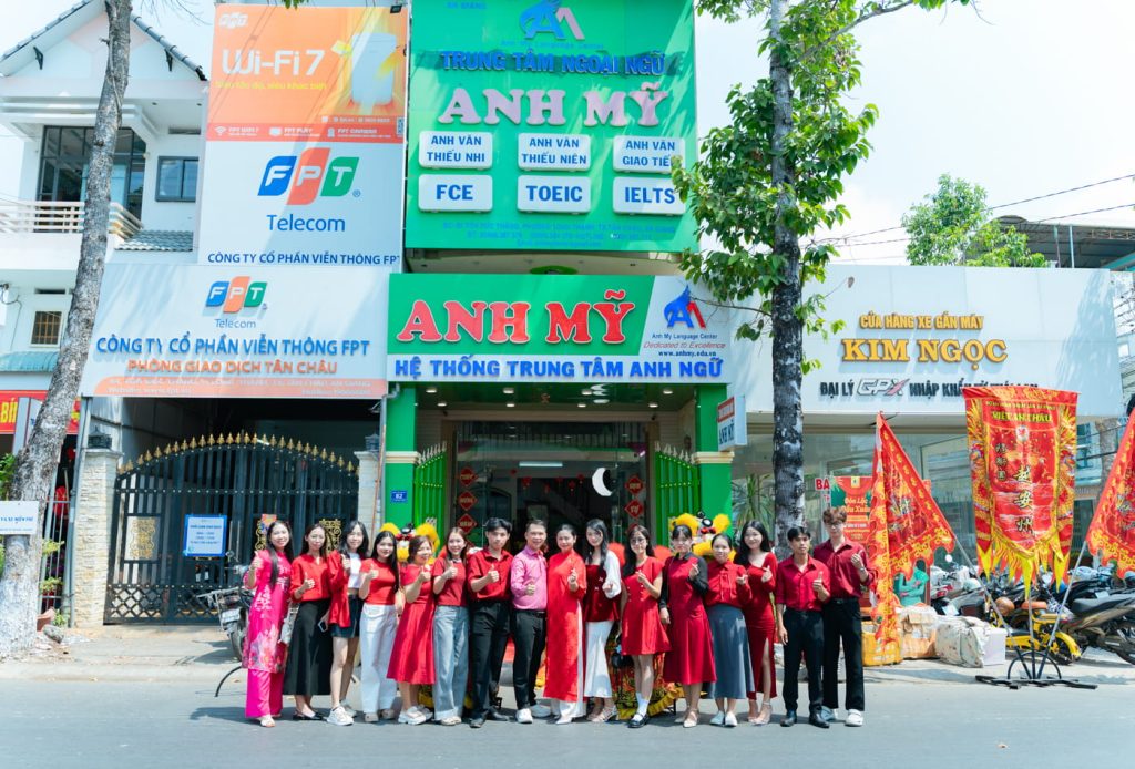 Hình 2: Tập thể giáo viên – nhân viên Anh Mỹ cùng nhau tham dự lễ khai trương đầu năm