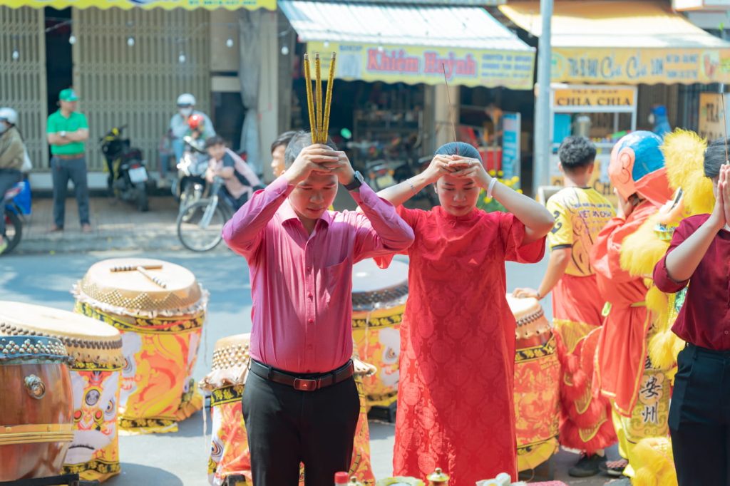 Hình 6: Ban lãnh đạo Anh Mỹ thực hiện nghi thức cầu may, cầu tài lộc đầu năm
