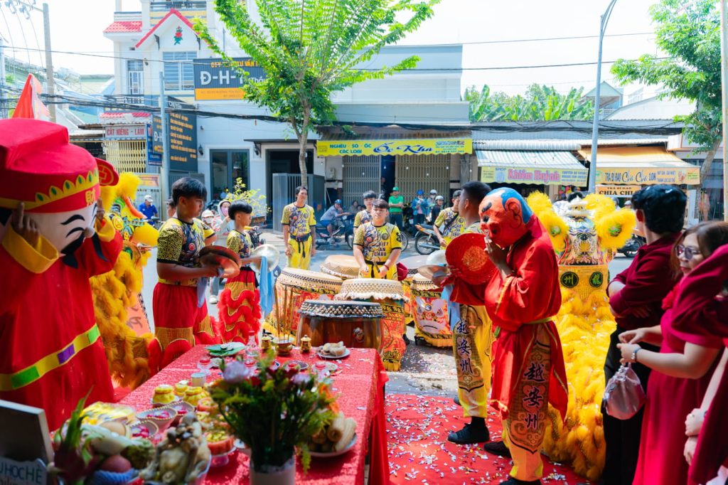 Hình 4: Múa lân trước trụ sở Anh Mỹ – gửi gắm thông điệp khởi đầu hanh thông, thuận lợi