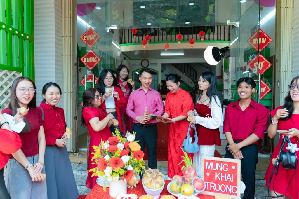 Hình 10: Nụ cười rạng rỡ của tập thể Anh Mỹ trong ngày khai trương đầu năm