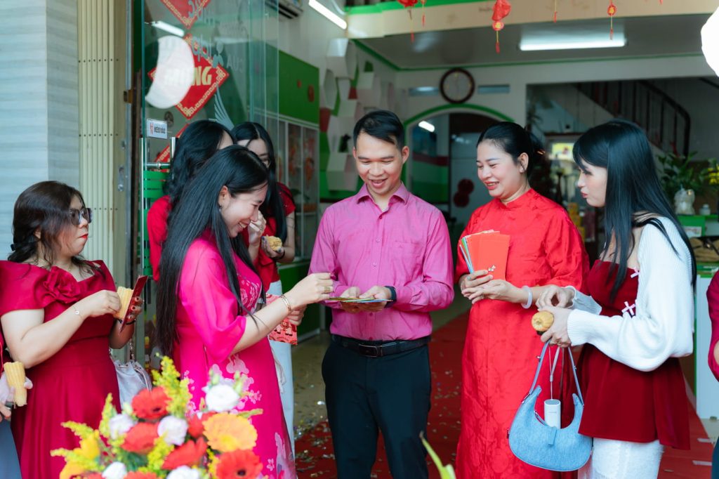 Hình 9: Ban lãnh đạo Anh Mỹ lì xì đầu năm cho giáo viên – nhân viên như lời chúc may mắn