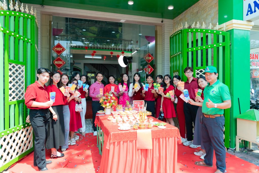 Hình 8: Chụp ảnh lưu niệm tập thể trước trụ sở Anh Mỹ trong không khí đầu xuân