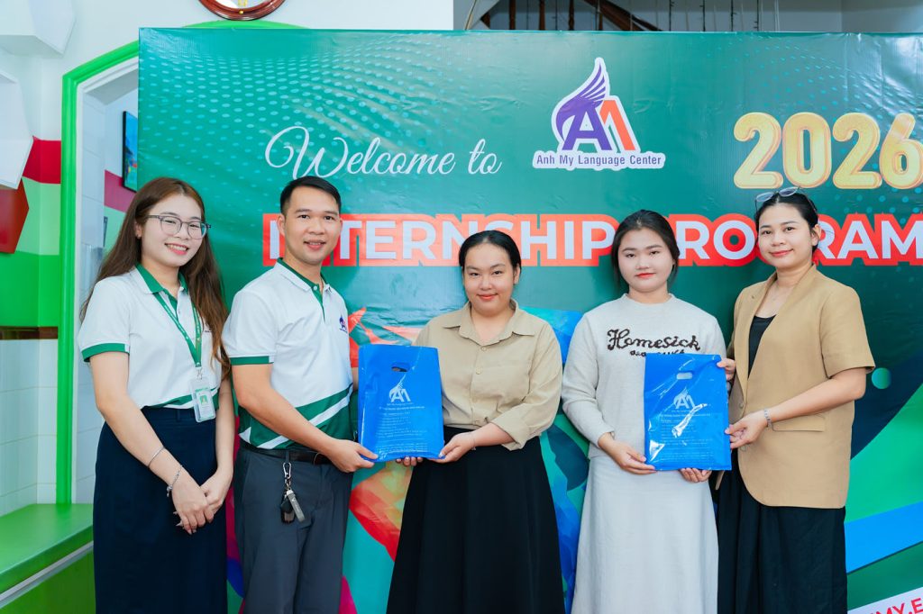 Hình 6: Anh Mỹ trao quà và chụp ảnh lưu niệm cùng thực tập sinh trong “Internship Program 2026”.
