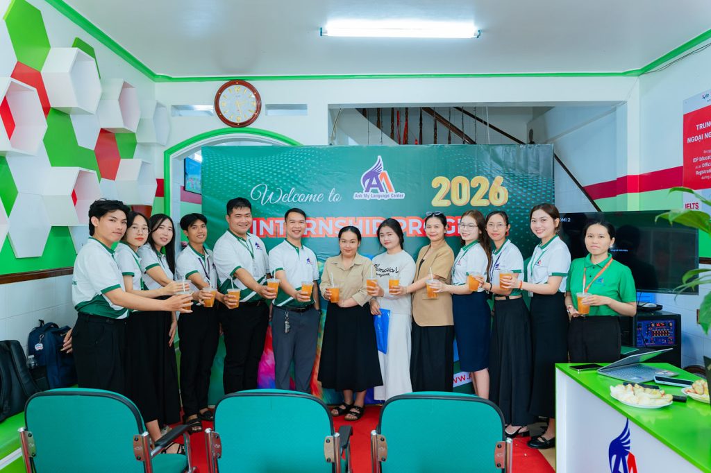 Hình 8: Tập thể chụp ảnh lưu niệm tại chương trình “Internship Program 2026” của Trung Tâm Ngoại Ngữ Anh Mỹ.