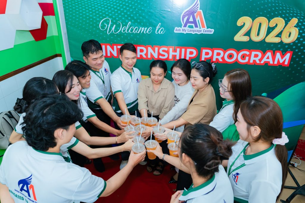 Hình 7: Khoảnh khắc “cheers” gắn kết tập thể trong chương trình “Internship Program 2026” tại Anh Mỹ.