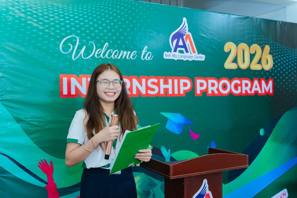 Hình 2: MC phát biểu khai mạc chương trình “Internship Program 2026”.