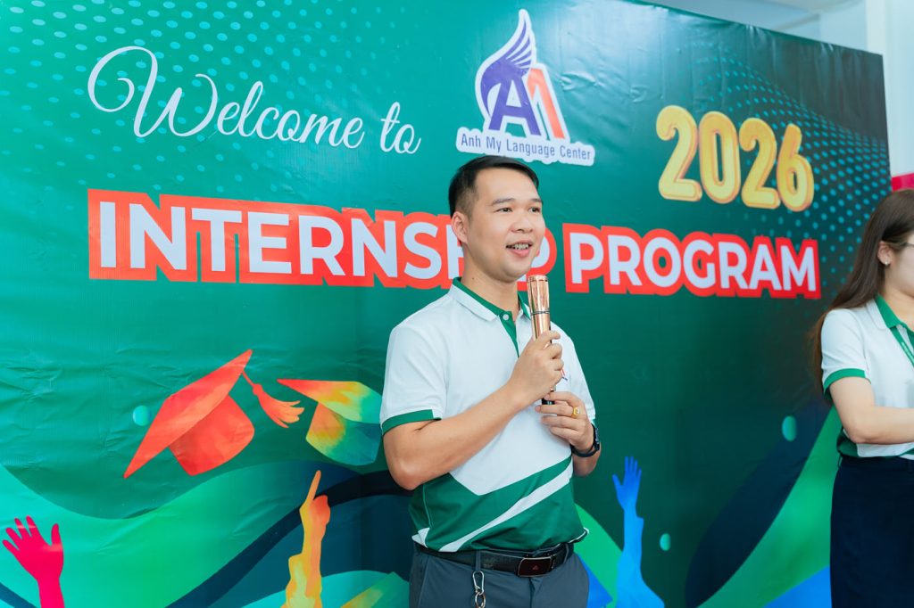 Hình 4: Đại diện Trung Tâm Ngoại Ngữ Anh Mỹ - thầy Trần Ngọc Quí chia sẻ cùng các bạn tân thực tập sinh.