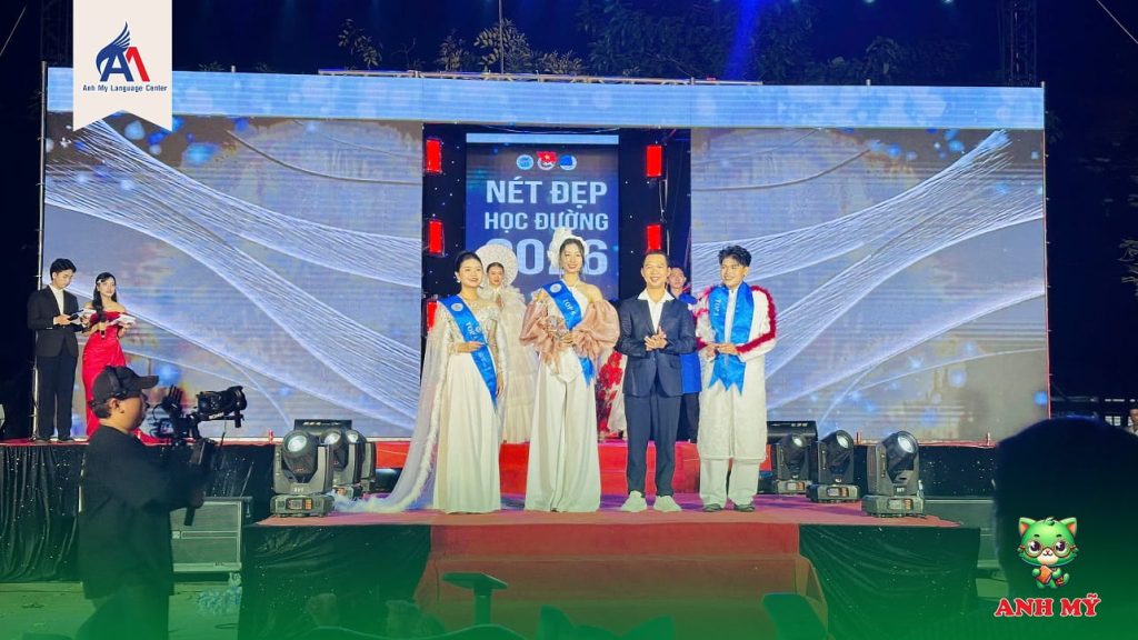 Hình 6: Thầy Quí trao giải cho các thí sinh