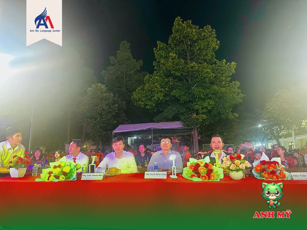 Hình 2: Thầy Trần Ngọc Quí đại diện Anh Mỹ làm Ban Giám khảo song ngữ của cuộc thi