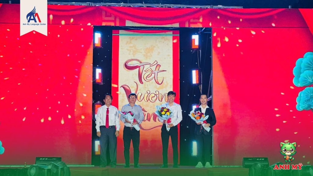 Hình 8: Tặng hoa lưu niệm cho khách mời